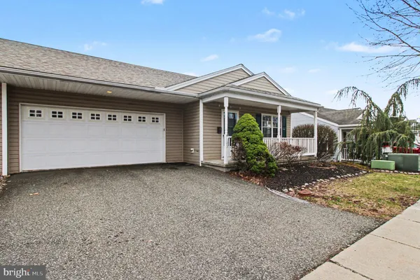 Property Slideshow image 2 of 28 | 105 w harmony dr 18, Pottstown, PA, 19464