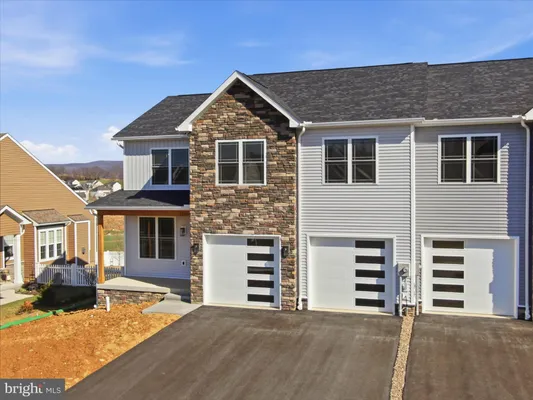 Property Slideshow image 2 of 41 | 11798 mystic rock ln, Waynesboro, PA, 17268