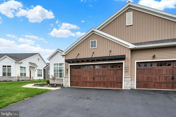Property Slideshow image 3 of 42 | 797 aurora dr, Mechanicsburg, PA, 17055