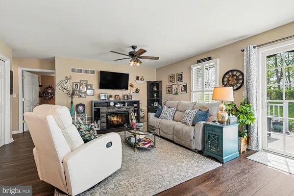 Property Slideshow image 2 of 38 | 9 creek bank dr, Mechanicsburg, PA, 17050