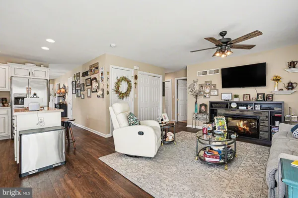 Property Slideshow image 3 of 38 | 9 creek bank dr, Mechanicsburg, PA, 17050
