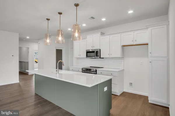 Property Slideshow image 3 of 10 | 862 shadowbrooke dr, Dover, PA, 17315