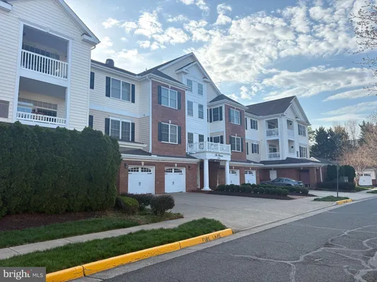 Property Slideshow image 3 of 14 | 15231 royal crest dr 204, Haymarket, VA, 20169