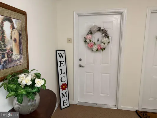 Property Slideshow image 3 of 10 | 121 e creekside dr 121, Brookhaven, PA, 19015