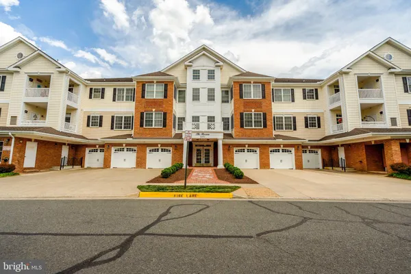 Property Slideshow image 2 of 53 | 15231 royal crest dr 204, Haymarket, VA, 20169