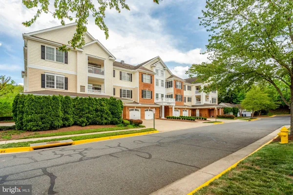 Property Slideshow image 3 of 53 | 15231 royal crest dr 204, Haymarket, VA, 20169