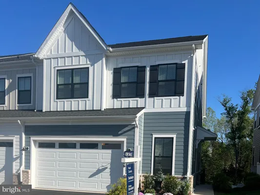 Property Slideshow image 3 of 54 | 19006 coral reef sq, Leesburg, VA, 20176