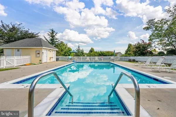 Property Slideshow image 2 of 7 | 6704 holly farm ln 112, Warrenton, VA, 20187