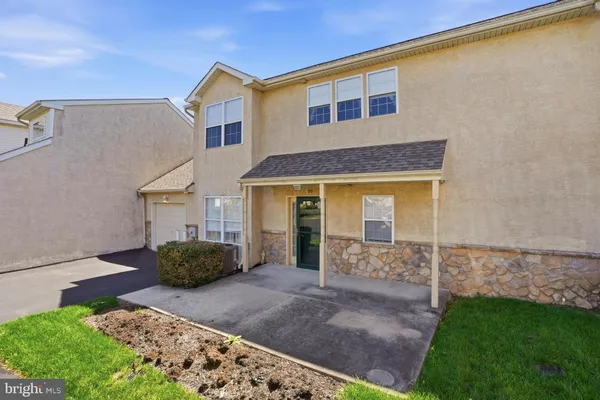 Property Slideshow image 2 of 27 | 90 stuart dr, Norristown, PA, 19401