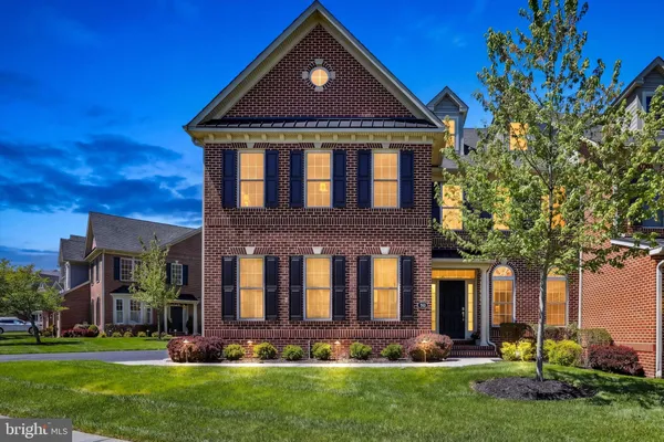 Property Slideshow image 2 of 55 | 86 rittenhouse cir, Newtown, PA, 18940