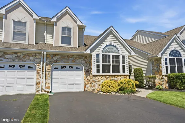 Property Slideshow image 2 of 47 | 142 grandview dr, Warminster, PA, 18974
