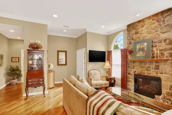 Property Slideshow image 3 of 27 | 203 fairway dr 113, Warminster, PA, 18974