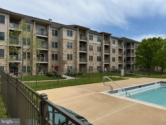Property Slideshow image 2 of 40 | 1000 fountainview cir 1301, Newark, DE, 19713
