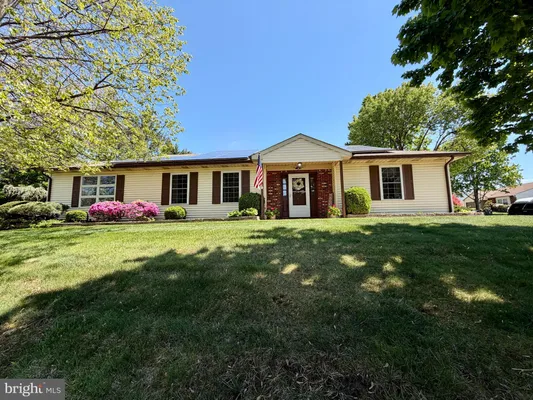 Property Slideshow image 2 of 68 | 102 carriage hill ct, Columbus, NJ, 08022