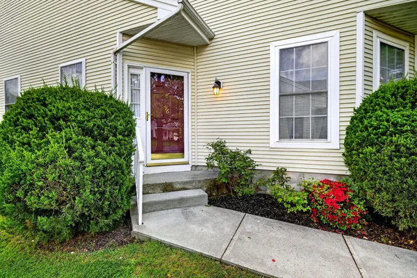 Property Slideshow image 2 of 24 | 96 meadowlark dr, Hamilton, NJ, 08690