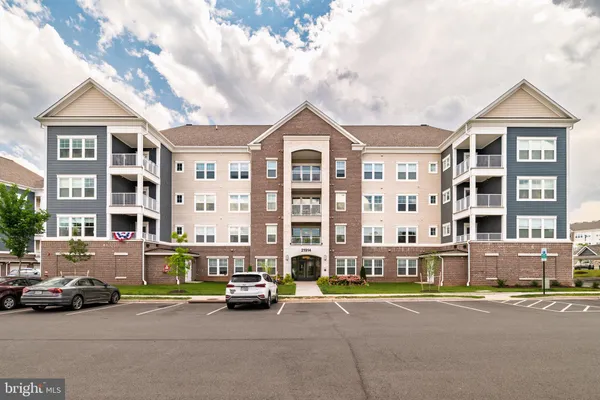 Property Slideshow image 2 of 69 | 21914 hawksbill high cir 204, Sterling, VA, 20164