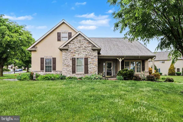 Property Slideshow image 2 of 31 | 749 heather rdg, Manheim, PA, 17545