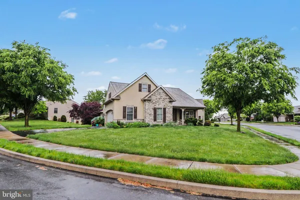 Property Slideshow image 3 of 31 | 749 heather rdg, Manheim, PA, 17545