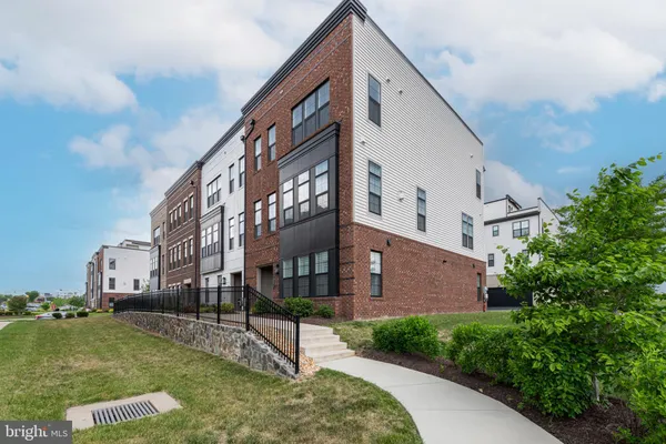 Property Slideshow image 2 of 35 | 43927 hurleys hunt ter, Ashburn, VA, 20147