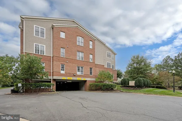 Property Slideshow image 3 of 27 | 13891 chelmsford dr 304, Gainesville, VA, 20155