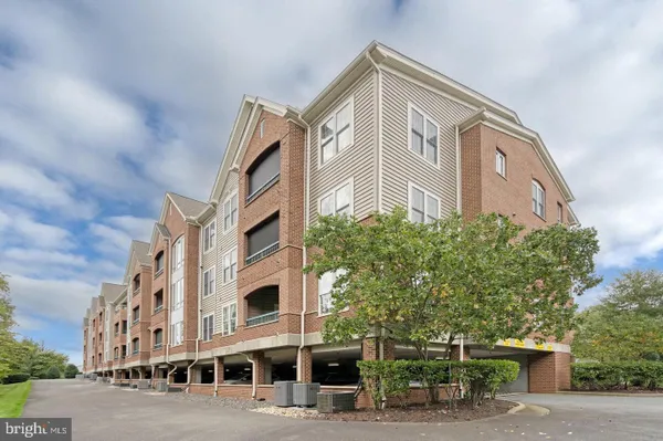Property Slideshow image 2 of 27 | 13891 chelmsford dr 304, Gainesville, VA, 20155