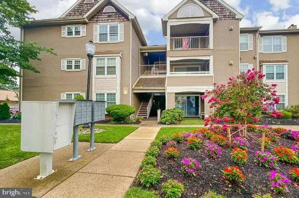 Property Slideshow image 2 of 16 | 72303 delaire landing rd 303, Philadelphia, PA, 19114