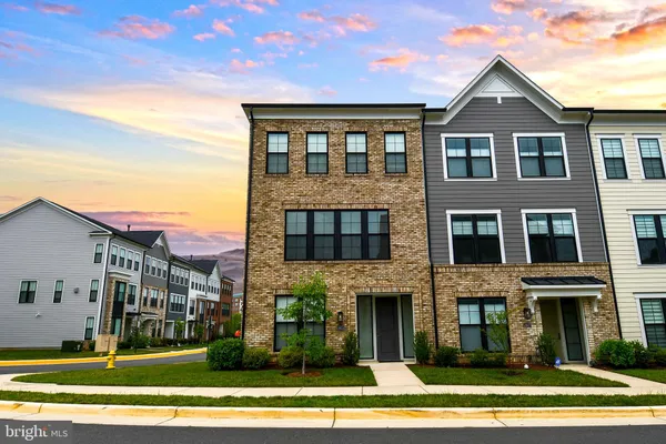 Property Slideshow image 2 of 53 | 13825 estuary pl, Woodbridge, VA, 22191