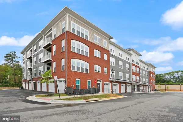 Property Slideshow image 3 of 55 | 13950 englefield dr 3202, Woodbridge, VA, 22193