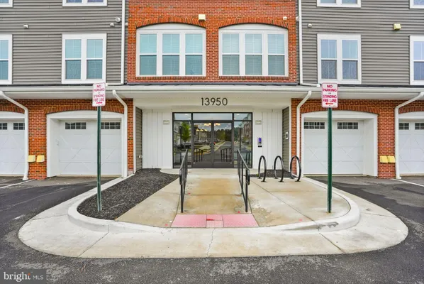 Property Slideshow image 2 of 55 | 13950 englefield dr 3202, Woodbridge, VA, 22193