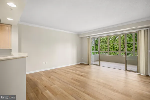 Property Slideshow image 2 of 32 | 19350 magnolia grove sq unit 303, Leesburg, VA, 20176