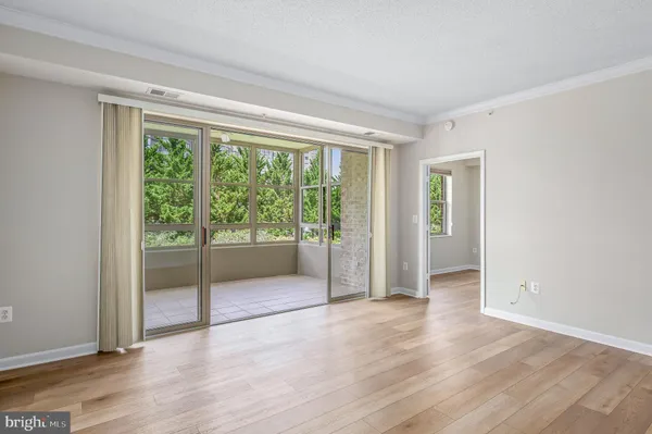 Property Slideshow image 3 of 32 | 19350 magnolia grove sq unit 303, Leesburg, VA, 20176