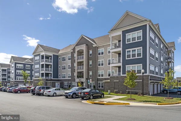 Property Slideshow image 3 of 27 | 21914 hawksbill high cir unit 304, Sterling, VA, 20164