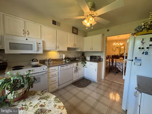 Property Slideshow image 3 of 23 | 14801 pennfield cir 412, Silver Spring, MD, 20906