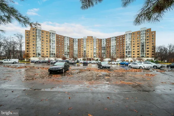 Property Slideshow image 2 of 44 | 15100 interlachen dr # 4-521, Silver Spring, MD, 20906