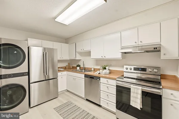 Property Slideshow image 2 of 18 | 15100 interlachen dr 4-206, Silver Spring, MD, 20906