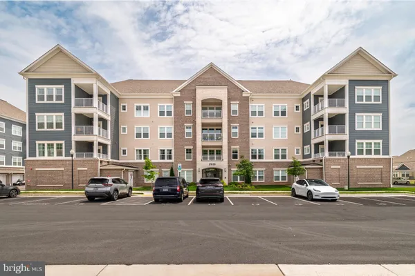 Property Slideshow image 2 of 43 | 21630 hawksbill high cir 405, Sterling, VA, 20164