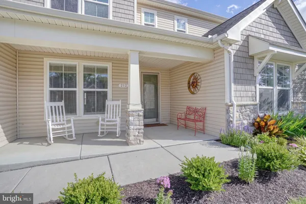 Property Slideshow image 2 of 45 | 212 skipping stone ln, Dover, DE, 19904