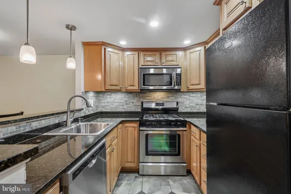 Property Slideshow image 3 of 31 | 20102 delaire landing rd 102, Philadelphia, PA, 19114