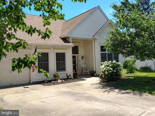 Property Slideshow image 2 of 37 | 8 parkview cir, Columbus, NJ, 08022