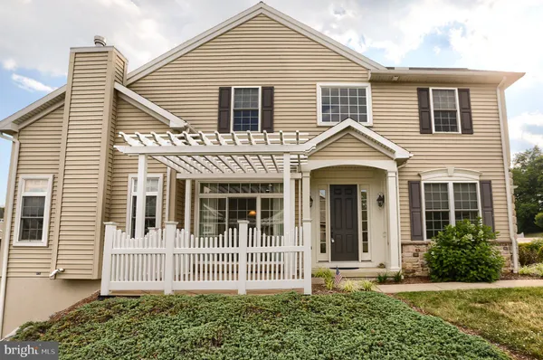 Property Slideshow image 2 of 47 | 425 carmella dr, Mechanicsburg, PA, 17050