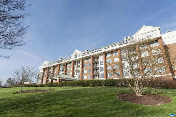 Property Slideshow image 3 of 14 | 500 crestwood dr 1208, Charlottesville, VA, 22903