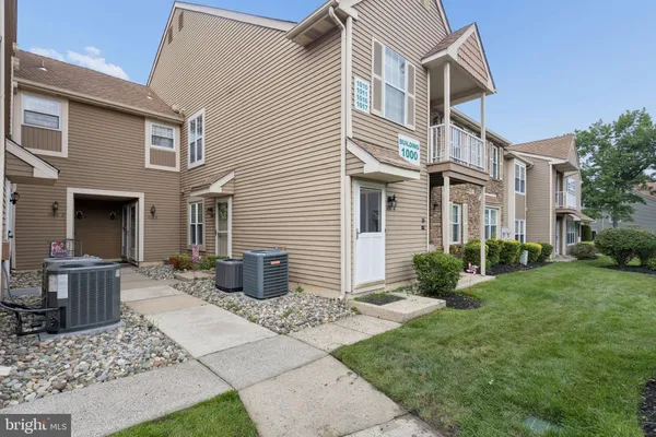 Property Slideshow image 2 of 20 | 1017 scotswood ct b, Mount Laurel, NJ, 08054