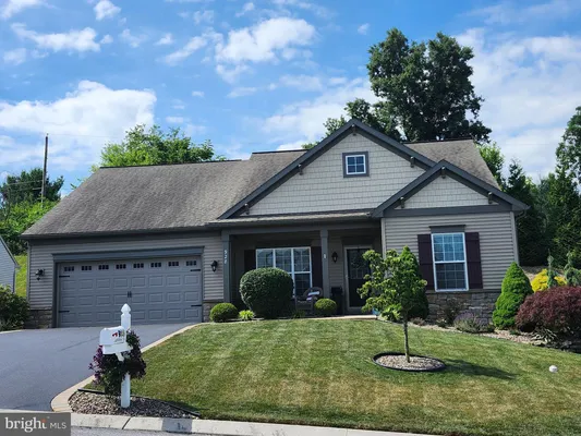 Property Slideshow image 3 of 24 | 928 sweetbay ln, Lebanon, PA, 17046