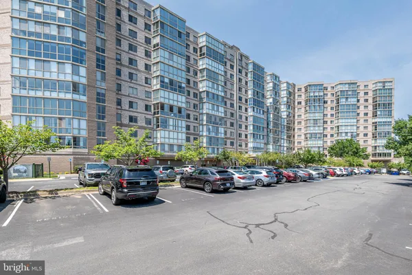 Property Slideshow image 2 of 36 | 19355 cypress ridge ter 708, Leesburg, VA, 20176