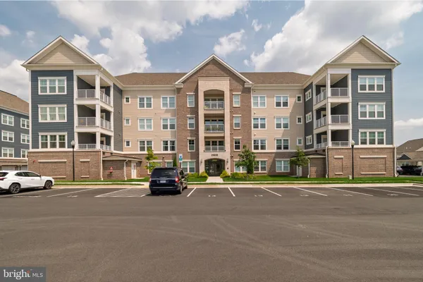 Property Slideshow image 2 of 52 | 21630 hawksbill high cir 406, Sterling, VA, 20164