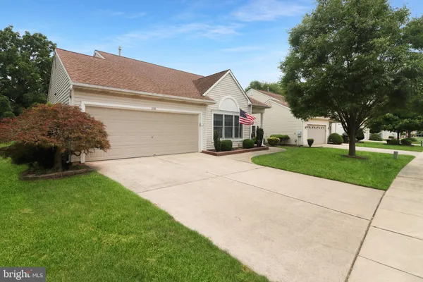 Property Slideshow image 2 of 44 | 220 wagon wheel ln, Columbus, NJ, 08022
