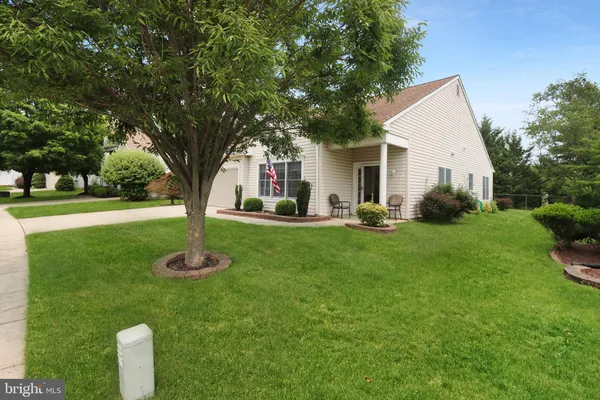 Property Slideshow image 3 of 44 | 220 wagon wheel ln, Columbus, NJ, 08022