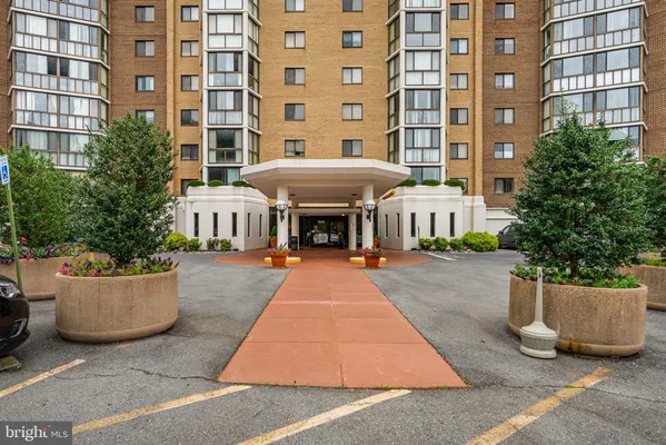 Property Slideshow image 3 of 32 | 15100 interlachen dr 4-117, Silver Spring, MD, 20906