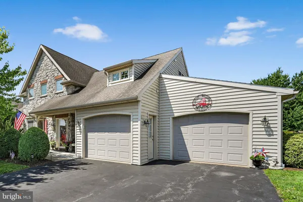 Property Slideshow image 2 of 40 | 1066 cambridge dr, Manheim, PA, 17545