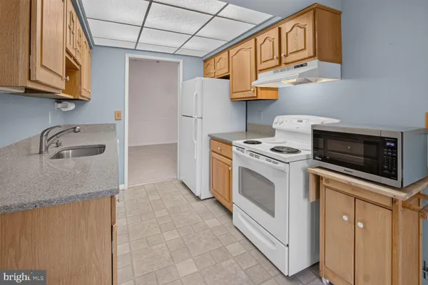 Property Slideshow image 2 of 33 | 15311 beaverbrook ct 90-3k, Silver Spring, MD, 20906